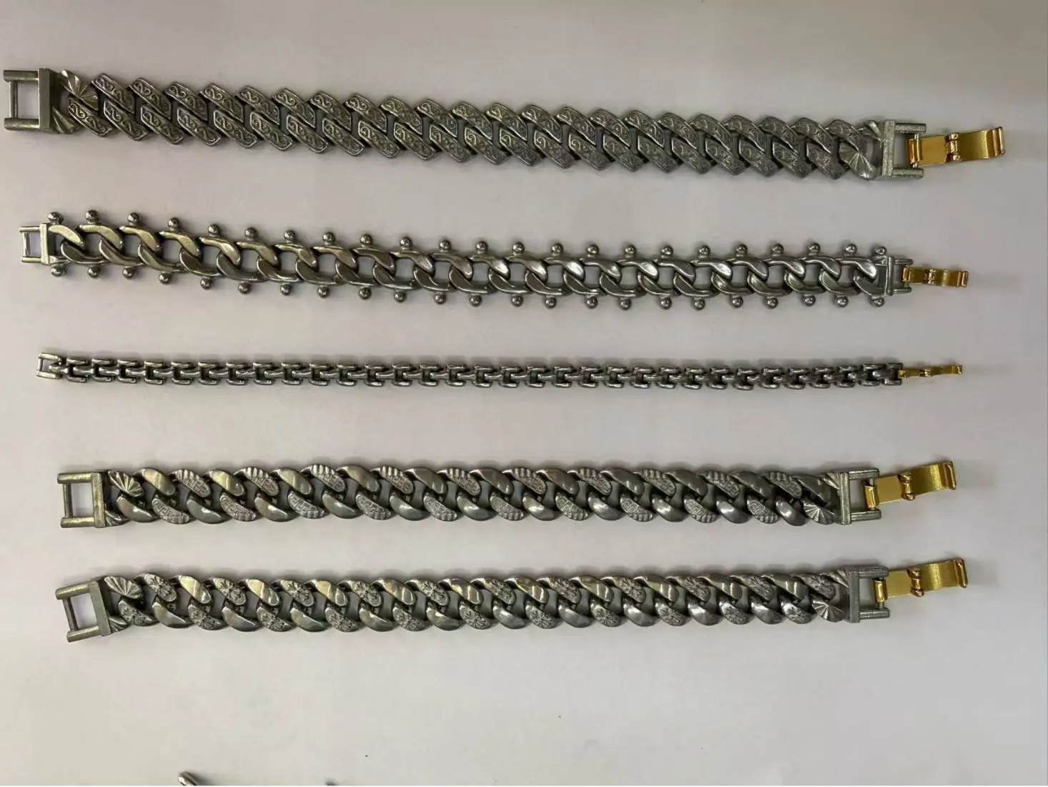 Warum Schmuck aus Zinklegierung die kluge Wahl für moderne Modemarken ist