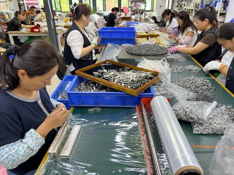 Kunyu Jewelry schließt den Versand von 12.000 maßgeschneiderten kubanischen Ketten- und Armbandsets nach Nordamerika ab
