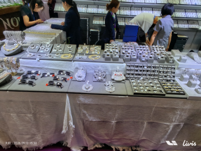Das Kunyu Jewelry Design Team besucht die Modeschmuckmesse SEASONS in Hongkong