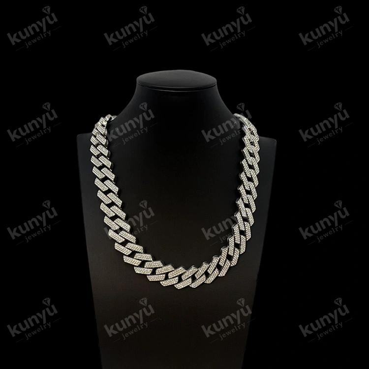 Trendiger kubanischer Streetwear-Halsband Trendiger kubanischer Streetwear-Halsband